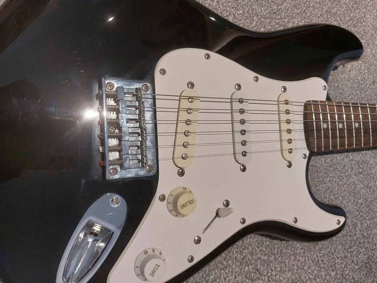 Black Fender Squier Stratocaster Mini in excellent condition
