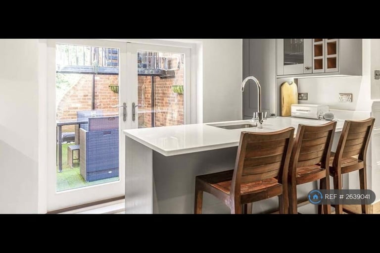 3 bedroom flat in Devey Close, London, KT2 (3 bed) (#2639041)