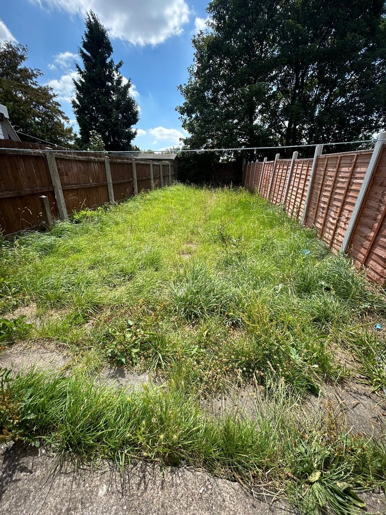 3 bedroom house in b33 with driveway 