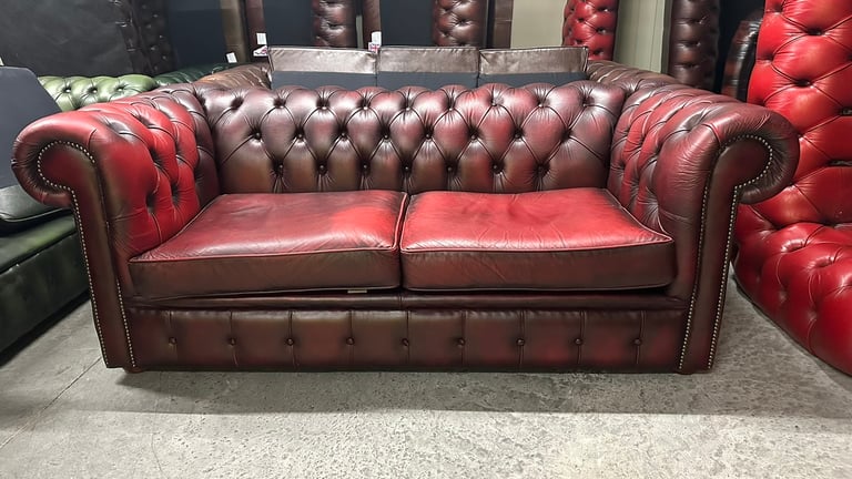 Stunning oxblood 2.5 seater leather chesterfield sofa 