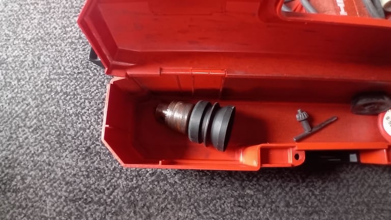 HILTI TE14 ROTARY HAMMER DRILL AND ACCESORIES FWO AND GOOD CONDITION