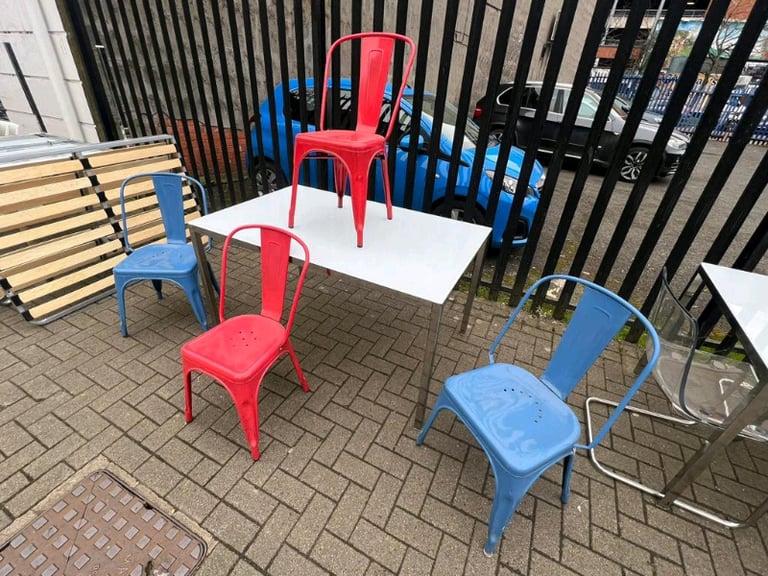 Table and 4 chairs ♥️ and 💙 blue£125