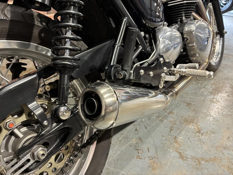 Triumph Thruxton in Davida colours by 8 ball paintworks for sale Chesterfield
