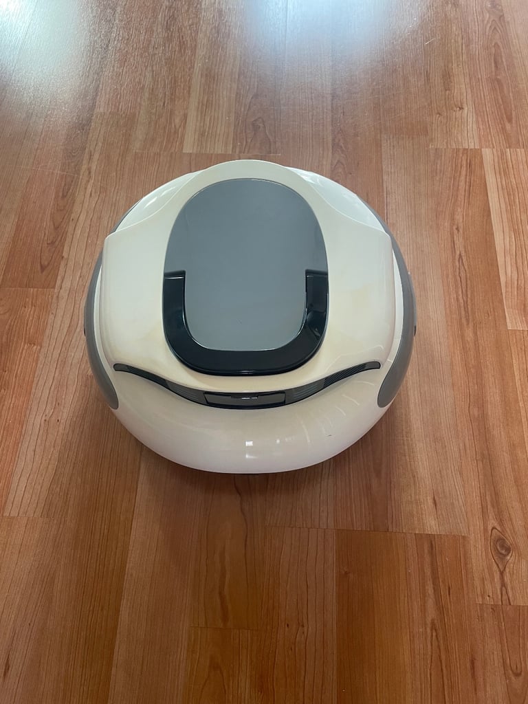 Pool cleaning robot 