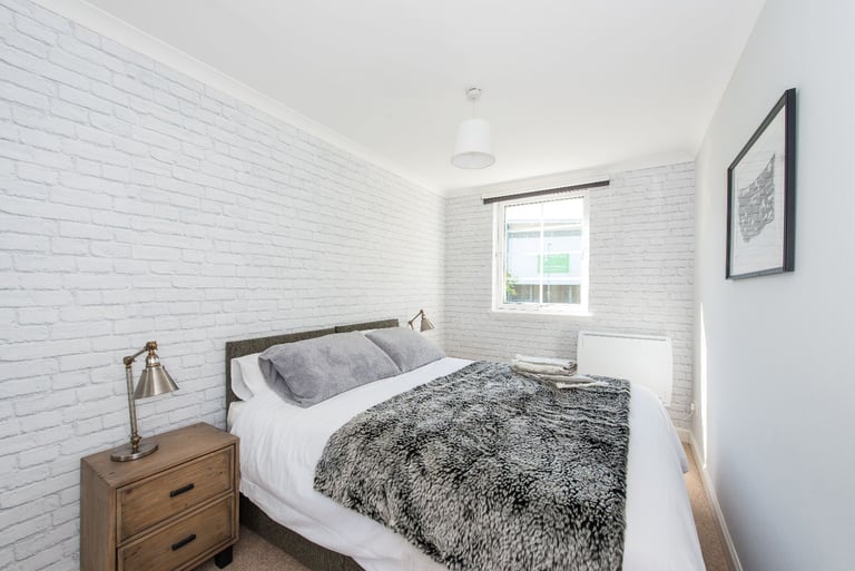 City Centre Room in a 2 bedroom flat with pool, sauna and free parking 