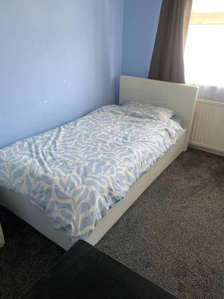 A large Double room is available to rent in Langley Green Crawley
