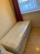 Semi double room to rent for single person in canning town 