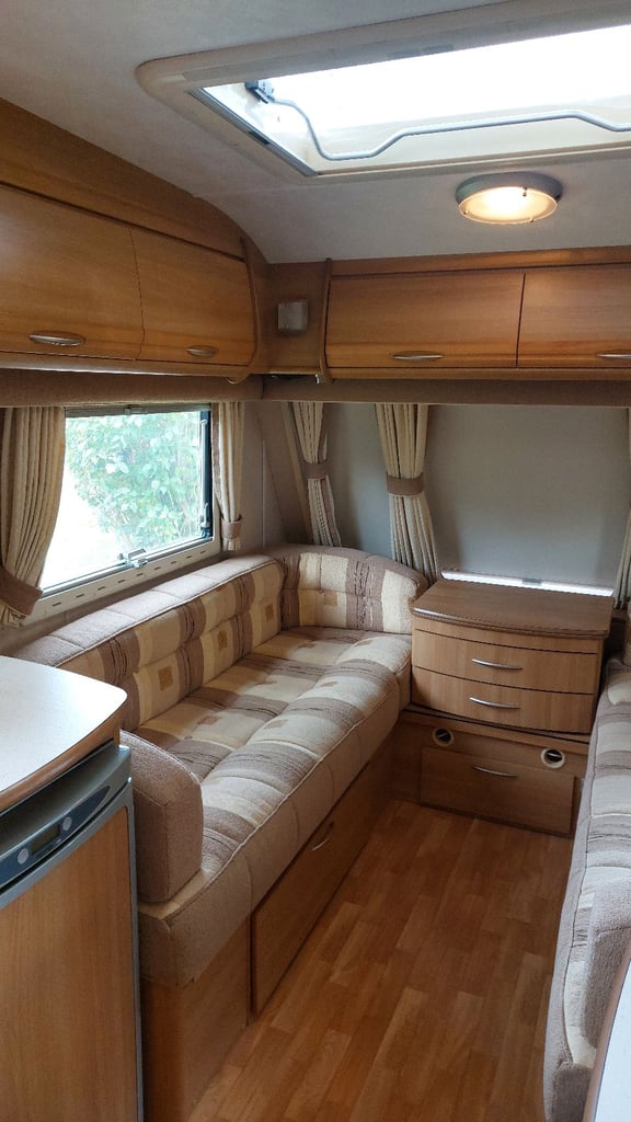 2008 Coachman VIP 520 4 Berth