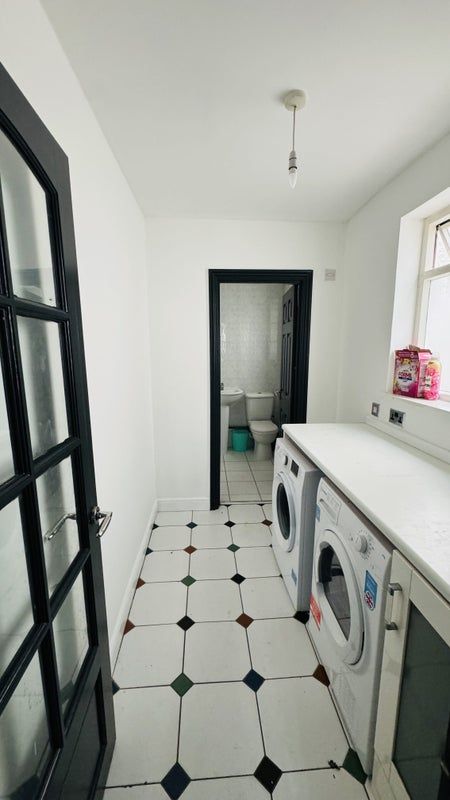 SPACIOUS 5 -BED HOUSE -SURBITON suitable for assisted living or supported living as well