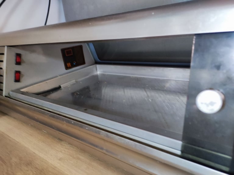Counter top refrigerated display case