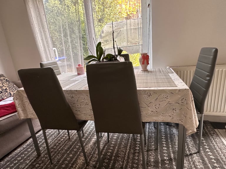 Dining Table with 5 Chairs – Good Condition (1 Chair Damaged)