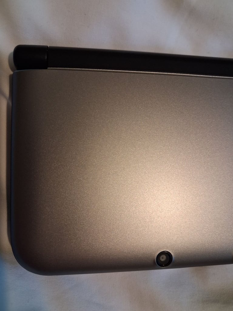 Silver Nintendo 3DS XL Package. Excellent condition. No scratches. Barely used.