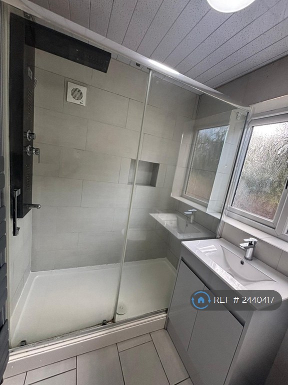 2 bedroom flat in Grange Crescent, Halesowen, B63 (2 bed) (#2440417)
