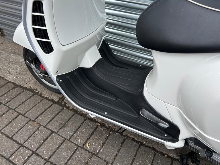 Piaggio Vespa GTS 300 Super