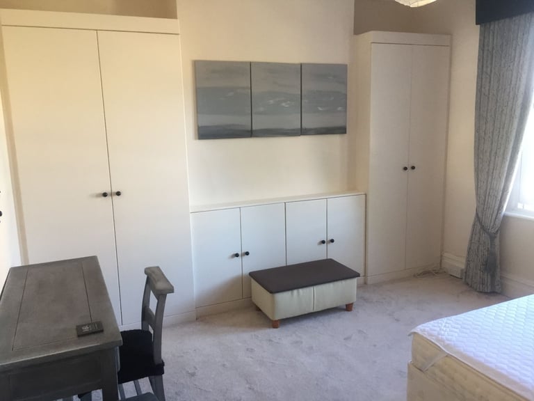 DOUBLE ROOM WITH OWN PRIVATE SHOWER ROOM TO RENT. GREAT LOCATION.