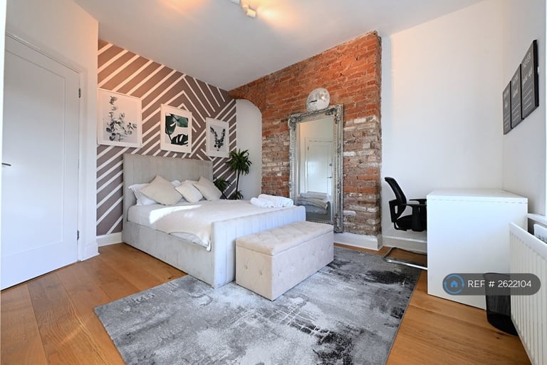 3 bedroom flat in Lewisham Way, London, SE14 (3 bed) (#2622104)