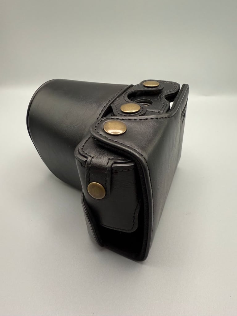  MegaGear MG1325 Ever Ready Leather Case with Battery Access, Black