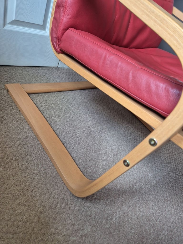 Beautiful POÄNG Armchair in Oak veneer and red leather in excellent condition