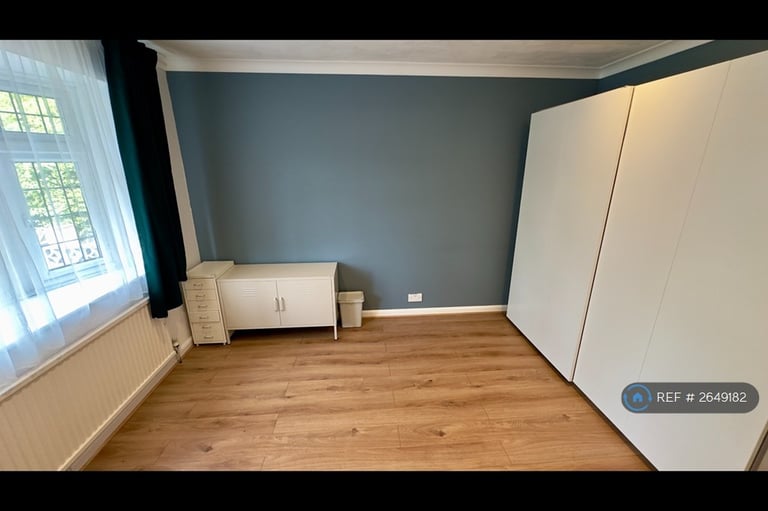 2 bedroom flat in Eastern Avenue, Ilford, IG2 (2 bed) (#2649182)