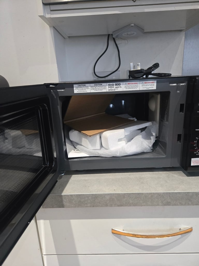 Brand new russell hobbs (rhm2060b) microwave with a small dent on the side (working perfectly)