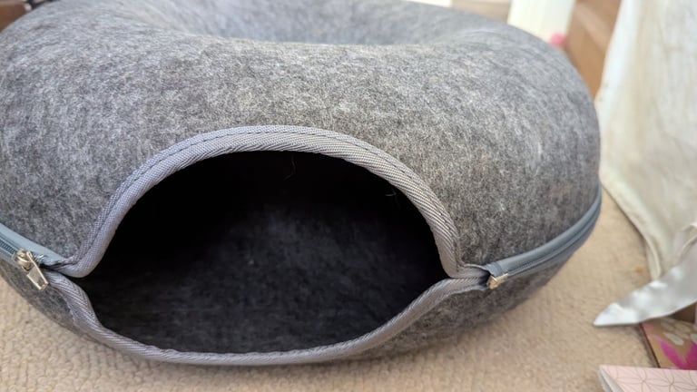 Cat doughnut and heated mat
