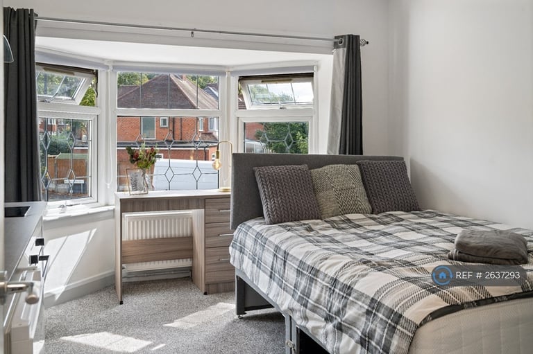 image for 7 bedroom house in Cole Bank Road, Hall Green, Birmingham, B28 (7 bed) (#2637293)