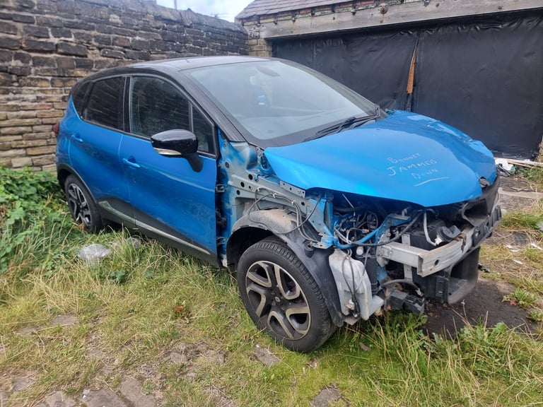 2014 Renault Captur Breaking. BIXNX, RPM Blue.