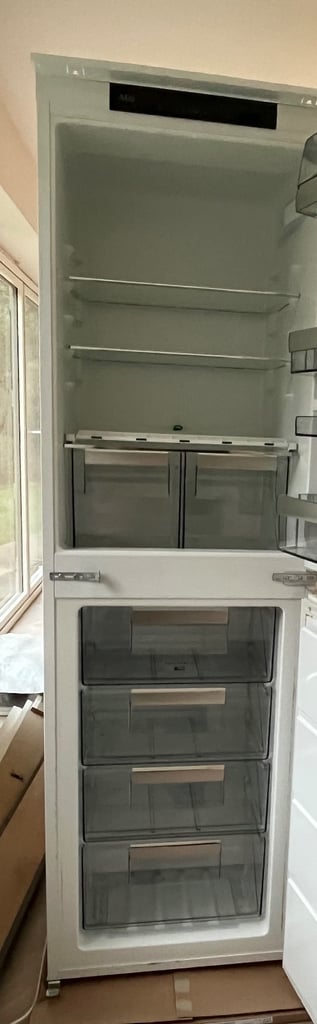 AEG INTEGRATED KITCHEN FRIDGE/FREEZER, EXCELLENT CONDITION , FULLY WORKING RRP £599