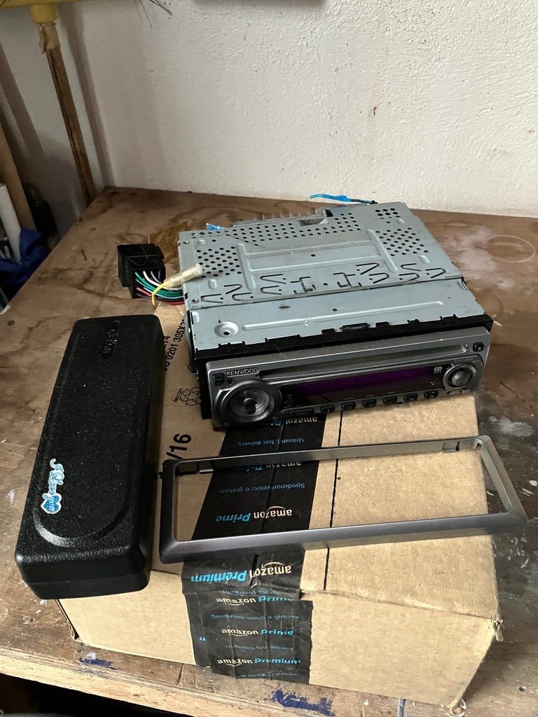 Kenwood KDC 309 in-car stereo 
