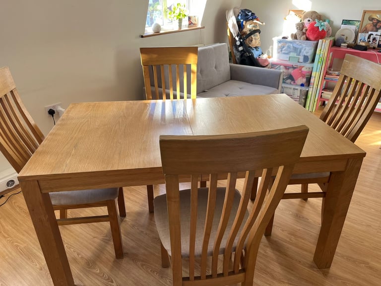 image for Excellent condition! Extending oak kitchen table PLUS 6 chairs