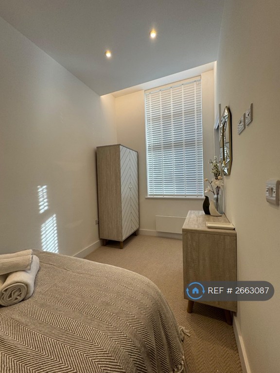 1 bedroom flat in Northenden Road, Sale, M33 (1 bed) (#2663087)