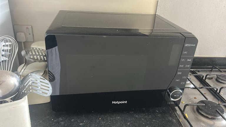 Hotpoint MWH 26321 MB Extra Space Crisp Microwave