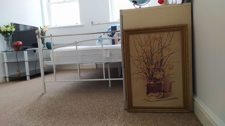 Double room (bright and spacious) close to Cheltenham Town Centre + parking