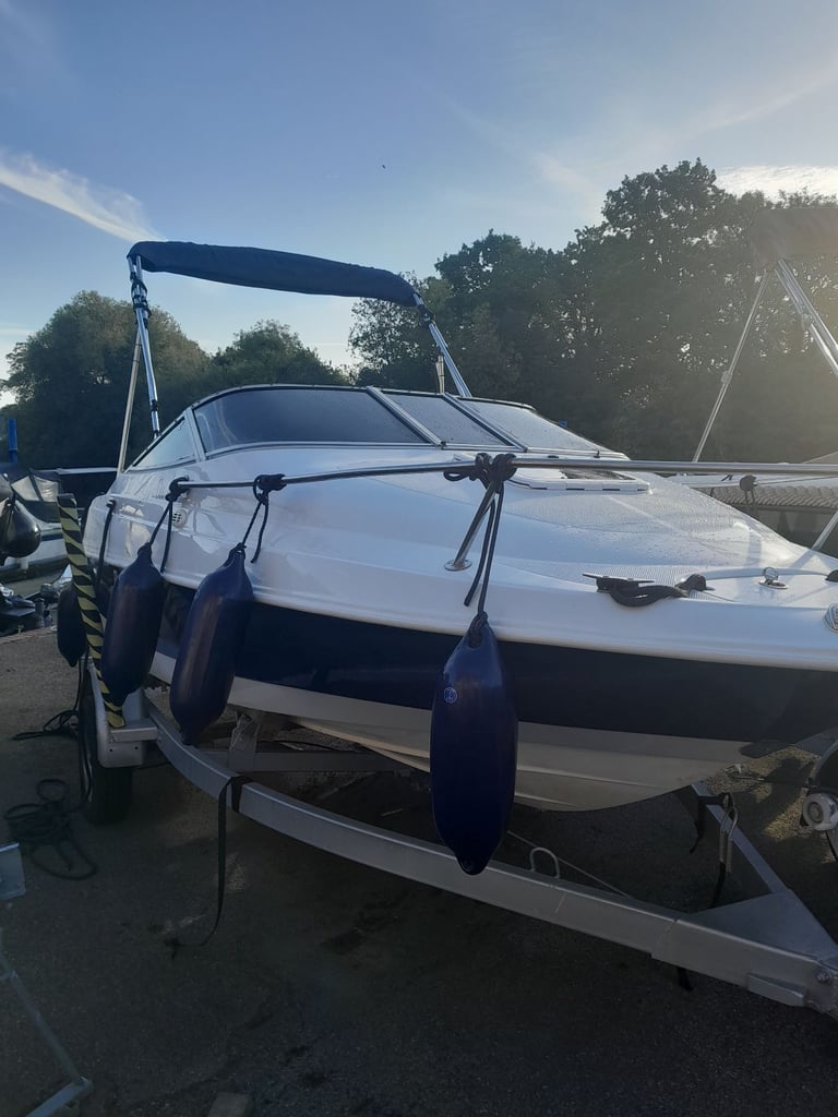 Bayliner Capri Cuddy Cabin