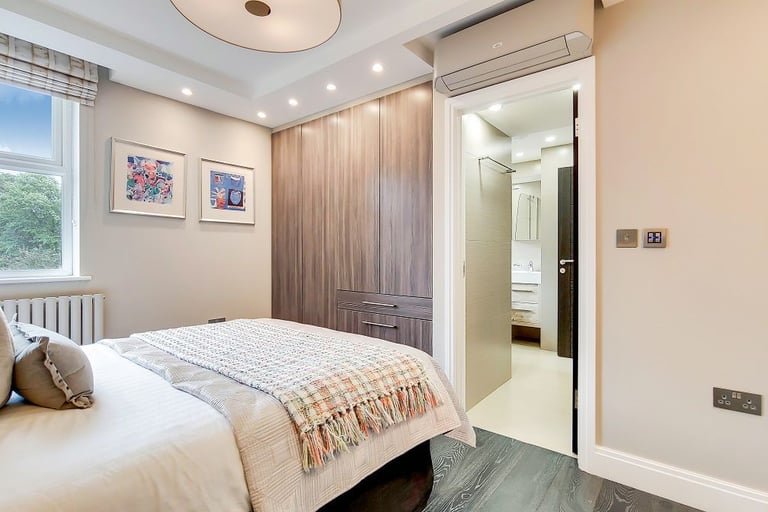 Three bedroom, three bathroom eigth floor apartment in St Johns Wood NW8