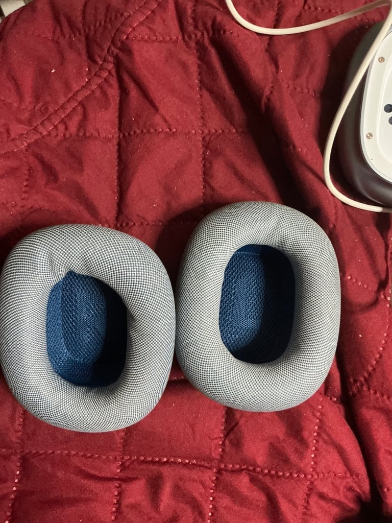 APPLE AIRPODS MAX (GENUINE) Boxed in Sky Blue sat in my drawer since purchased tried once 