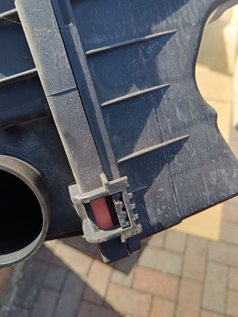 Mini one R50 2005 1.6 petrol aitr filter box, no broken clips, good working condition 