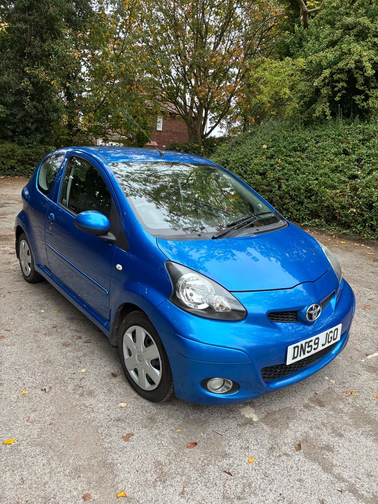TOYOTA AYGO BLUE SPECIAL EDITION £20 road tax)