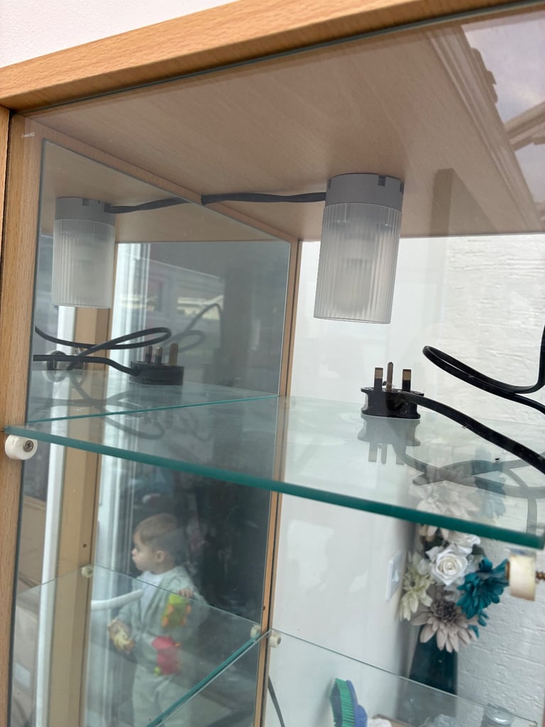 Oak effect display cabinet with 6 glass shelves and light 