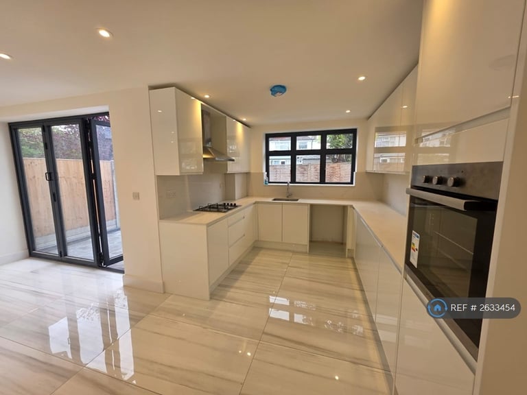 image for 3 bedroom flat in Chantry Close, Harrow, HA3 (3 bed) (#2633454)