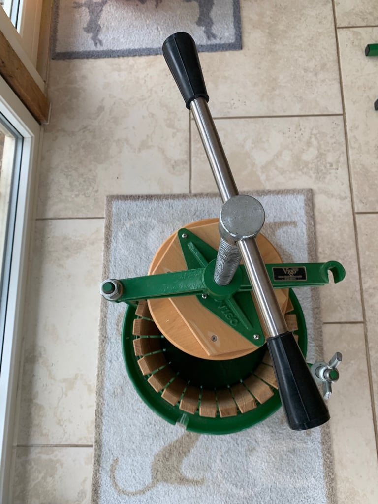 Vigo fruit crusher and 12L cast iron press