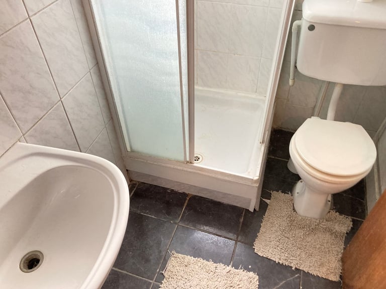 IncludesBillsNet In5BedFlat DRoom ToLet Share 2Shower KitchenDiningSitting VeryNearTubeBusShopsPark