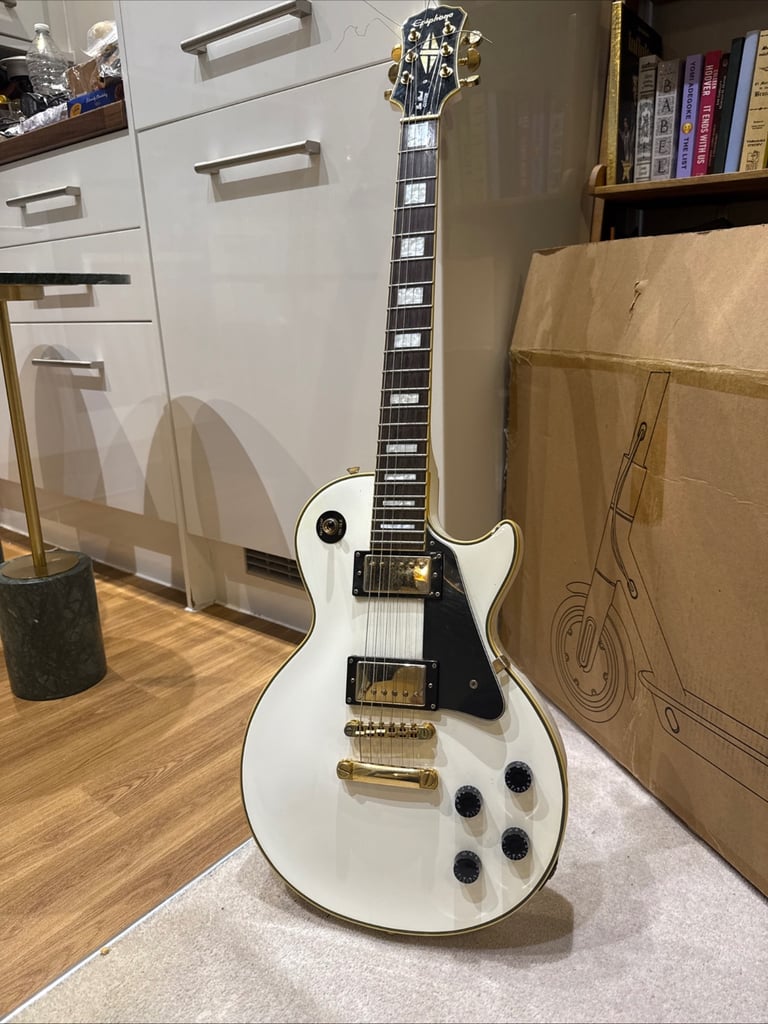 Epiphone Les Paul Custom Pro Electric Guitar Alpine White with Hardcase