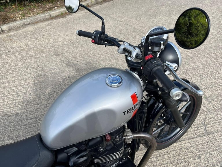 2017 17 TRIUMPH BONNEVILLE STREET TWIN 900 SILVER RETRO NAKED HPI CLEAR