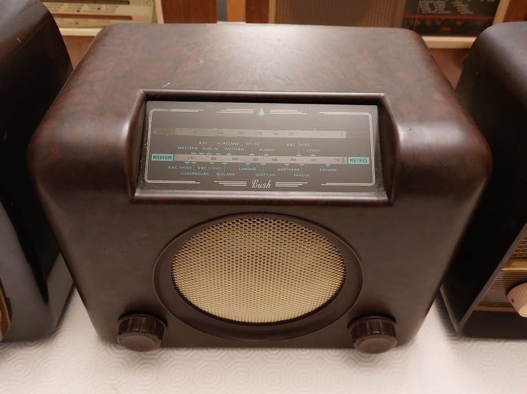 Vintage Bush DAC90A Bakelite Radio