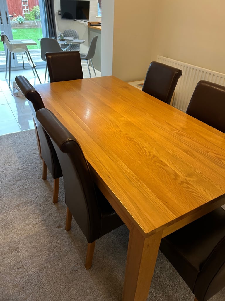 Oak furniture land dining table, 6 chairs 