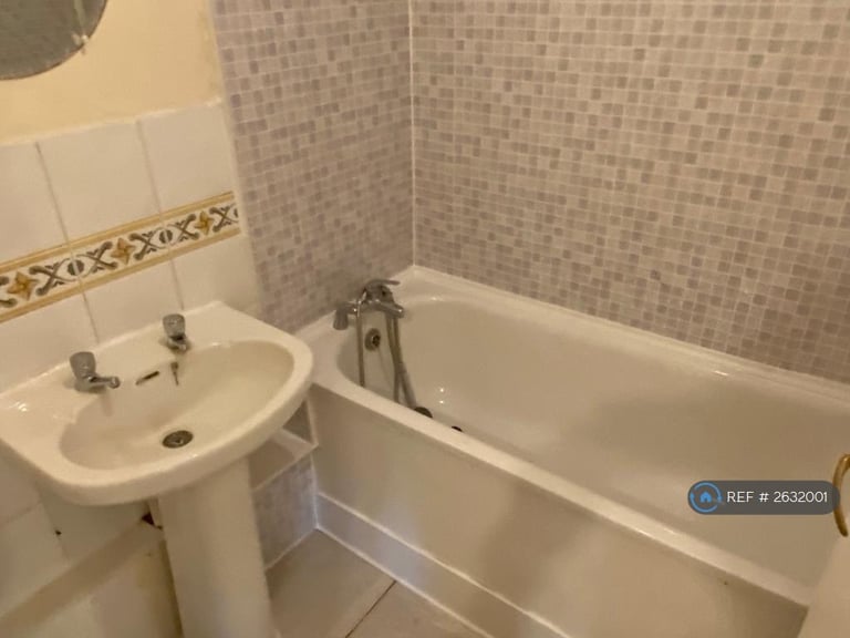 2 bedroom flat in Stirling Grove, Hounslow, TW3 (2 bed) (#2632001)