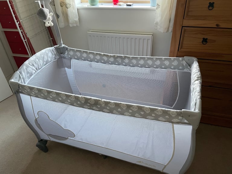 Hauck Travel Cot - lightweight & compact, perfect for sleepovers 