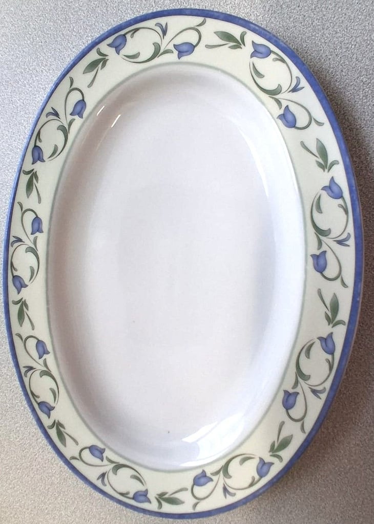 LARGE PORCELAIN PIZZA PLATE AND OVAL PORCELAIN SERVING PLATE