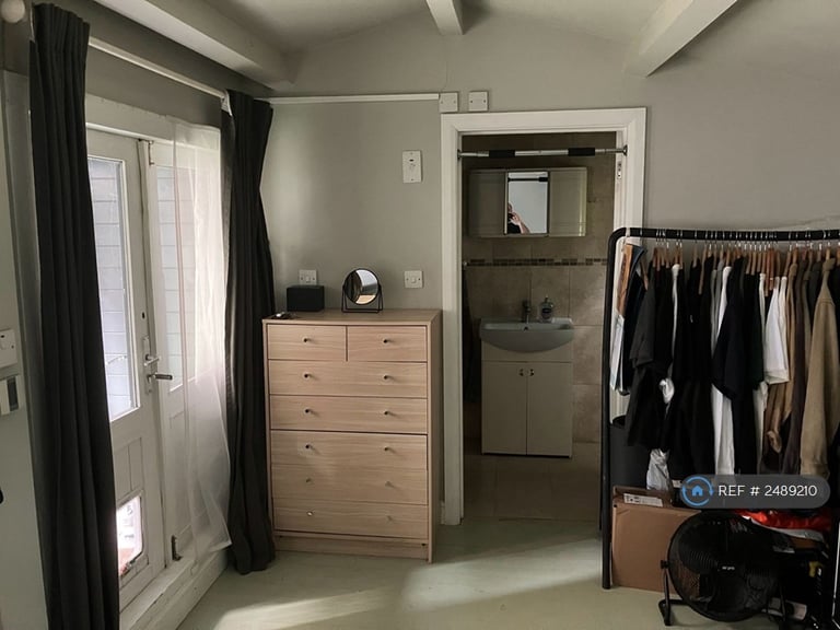 Studio flat in London, London, SE19 (#2489210)